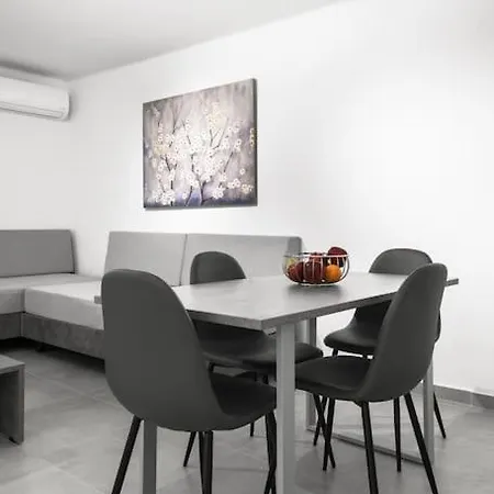 Consul, Nilie Hospitality Mgmt